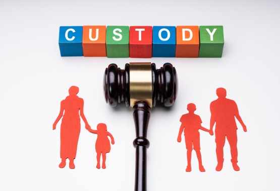 Colored blocks with the word custody, above a gavel separating a family, representing a Child Custody Lawyer in Peoria IL