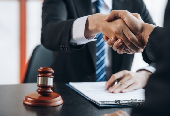 A Domestic Abuse Attorney in Peoria IL shakes hands with a client